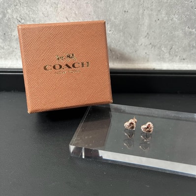 【COACH】コーチ ハートモチーフ ピアス 箱付き ラインストーン ピンクゴールドカラー レディース スタッドピアス ロゴ アクセサリー