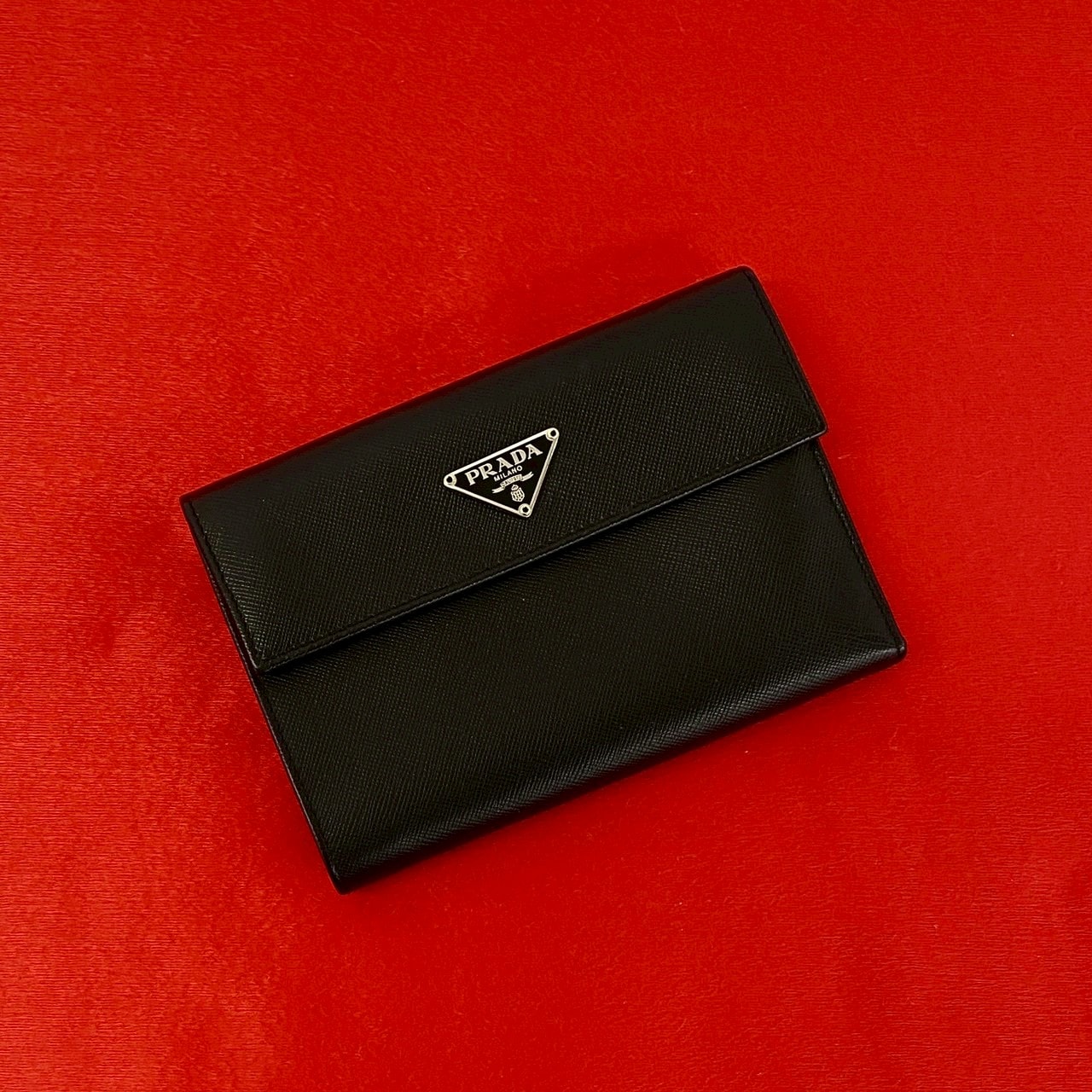 PRADA プラダ 三角ロゴ 金具 レザー 三つ折り財布 ブラック
 40548