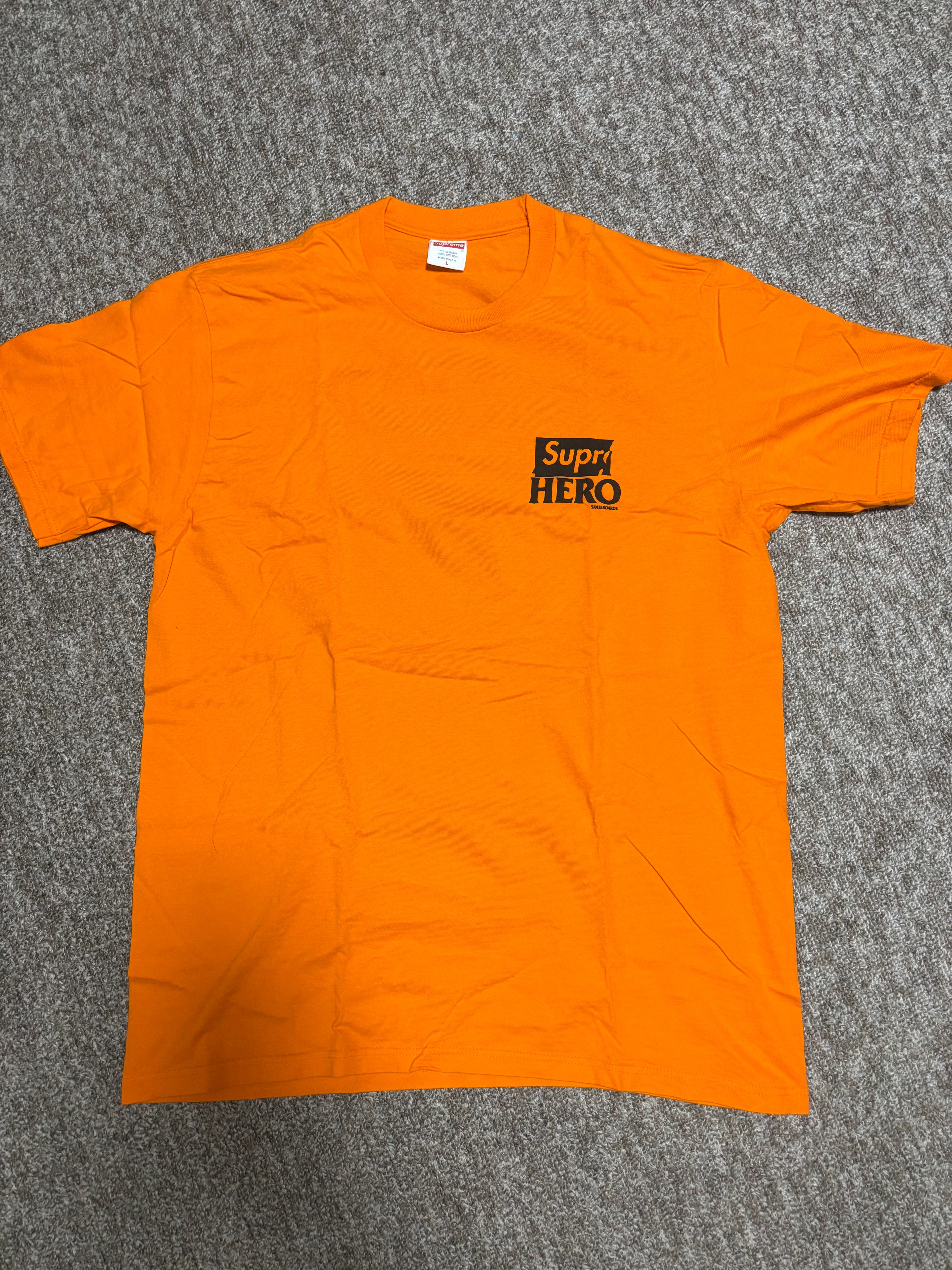 シュプリーム アンチヒーロー ドッグ Tシャツ "オレンジ"