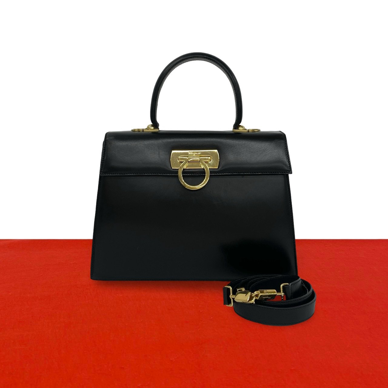 Salvatore Ferragamo サルヴァトーレフェラガモ ガンチーニ ロゴ 金具 カーフ ショルダーバッグ ブラック
37510