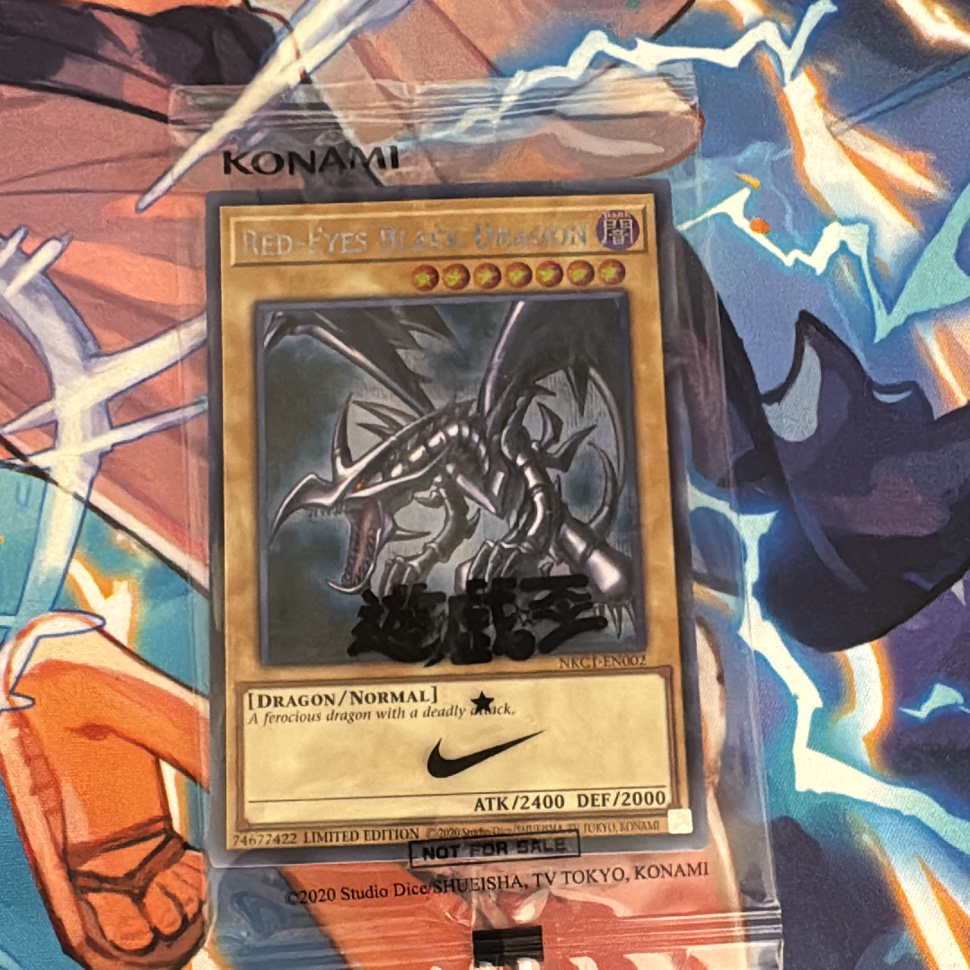 真紅眼の黒竜 SE [NKC1-EN002](遊戯王 x ナイキ エアーマックス 95 QS エアーマッスル House of Duel - 童実野町決闘遊戯館 限定プロモ) 