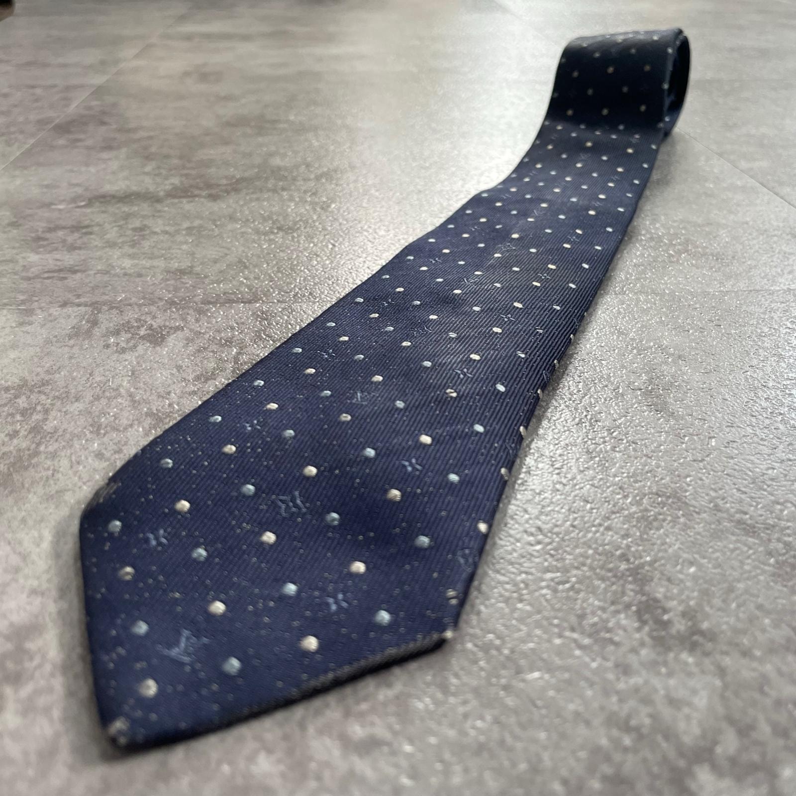 【LOUIS VUITTON】ルイヴィトン LVロゴ モノグラム ドット柄 ネクタイ 水玉 同色小紋 斜め織り 総柄 小粒 整列 メンズ ネイビー ベージュ