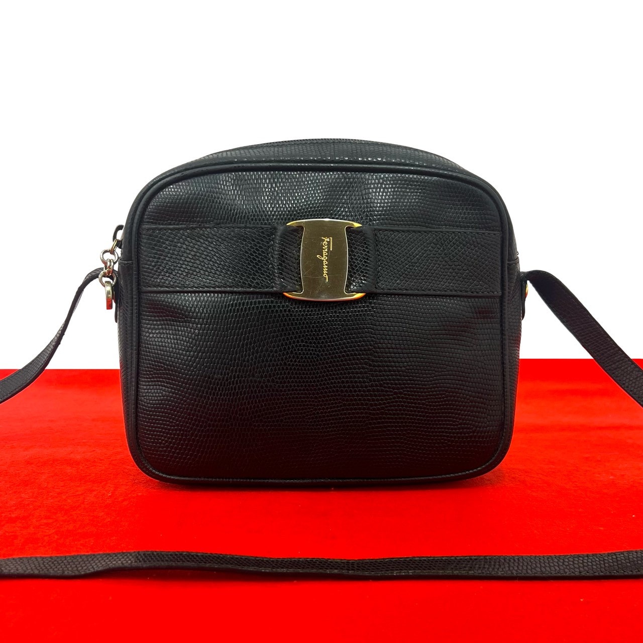 Salvatore Ferragamo サルヴァトーレフェラガモ ヴァラ 金具 レザー ショルダーバッグ ブラック
 36411