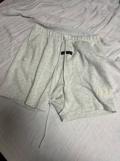 FEAR OF GOD ESSENTIALS 1977 SHORTS "Light Oatmeal"