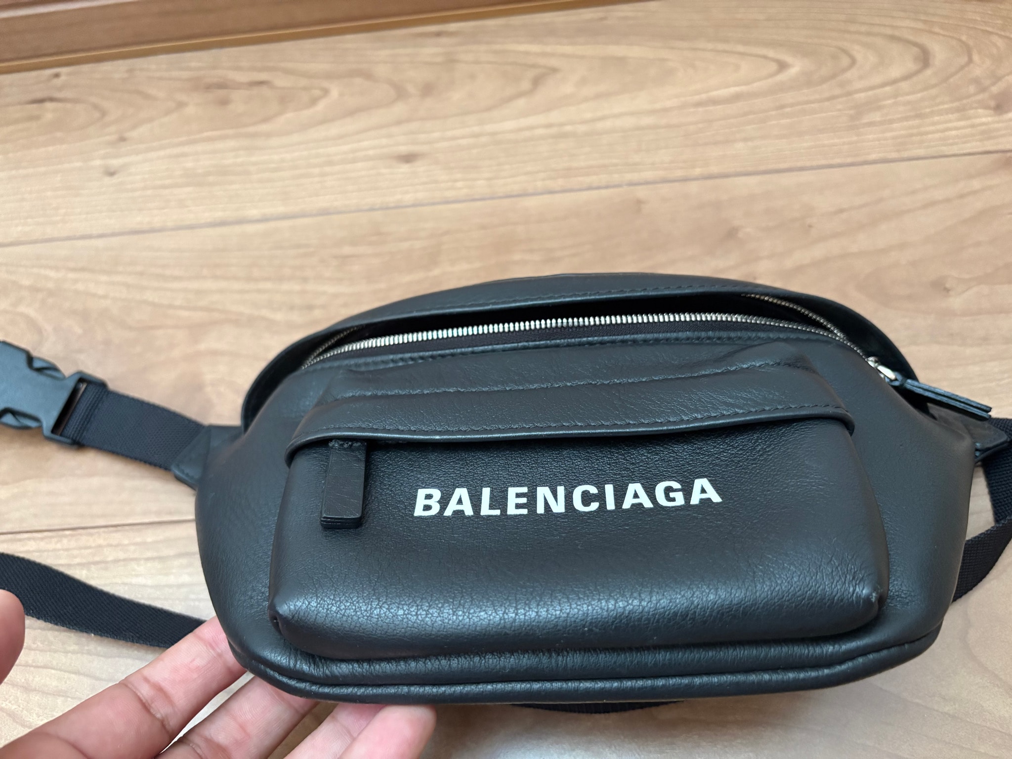 A (未使用に近い)】BALENCIAGA ブラックレザー エブリデイボディバッグ