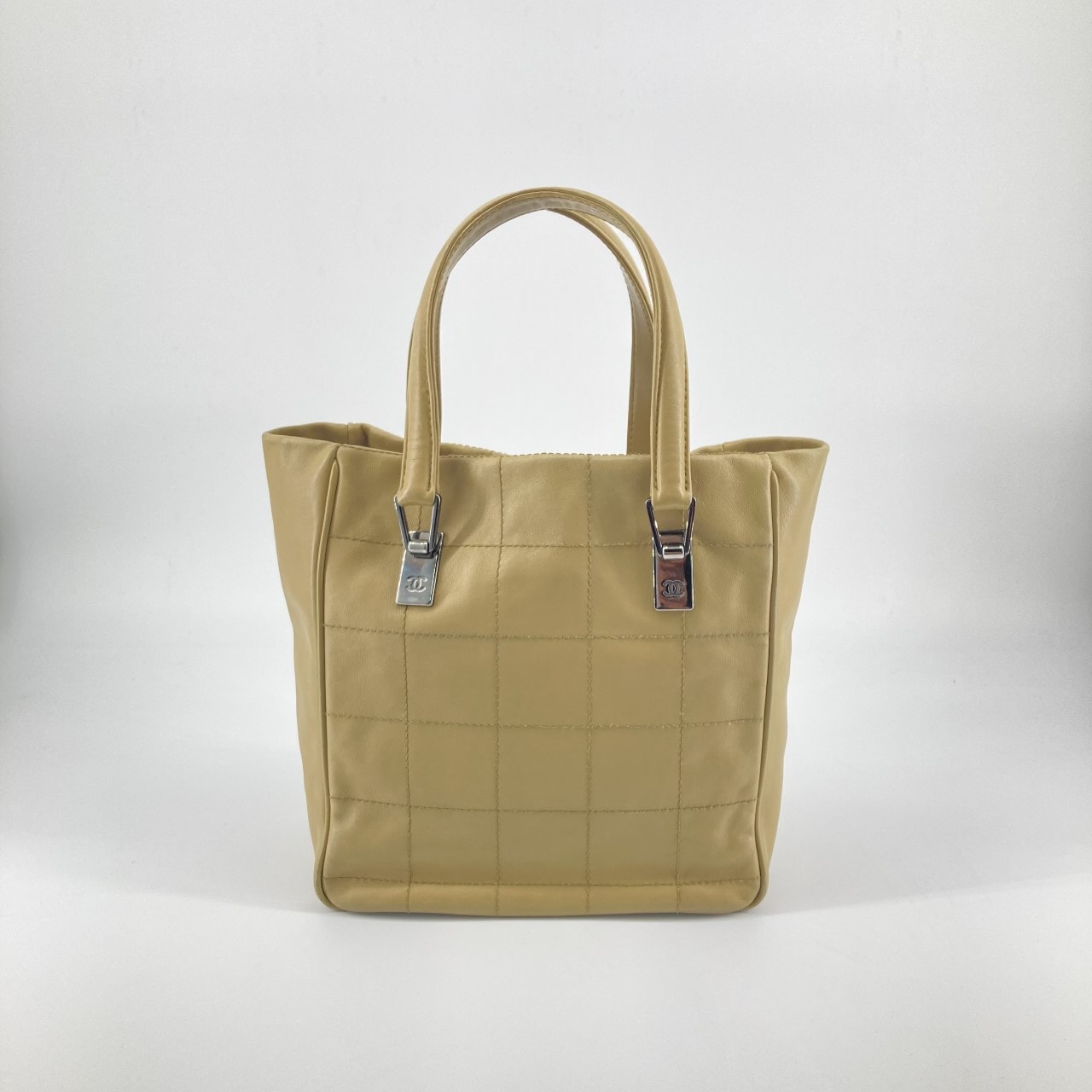 CHANEL(シャネル) チョコバー レザー シルバー金具 8番台 トートバッグ ベージュ×シルバー