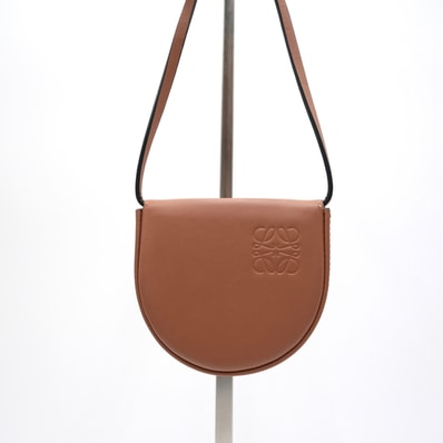 LOEWE(ロエベ)ヒールポーチ ミニ ショルダーバッグ ポシェット アナグラム タン レザー レディース 102.20.42【中古】