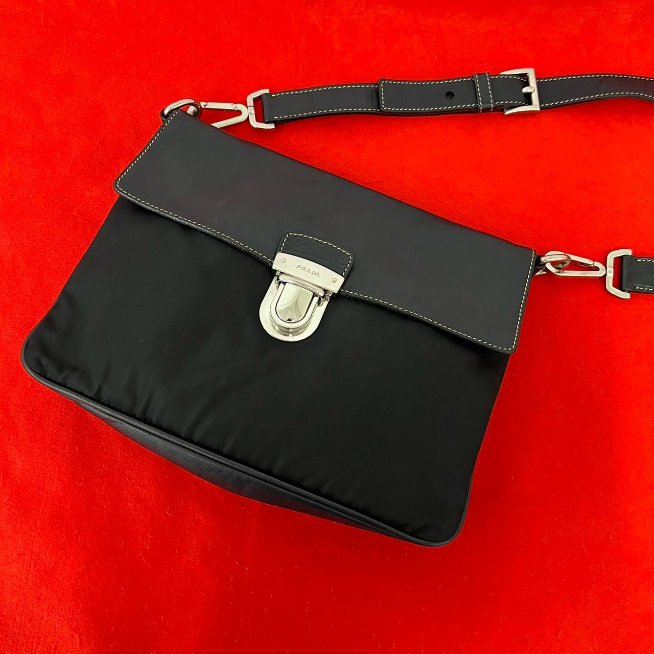 PRADA プラダ 三角ロゴ 金具 ナイロン レザー ショルダーバッグ ブラック
 68471