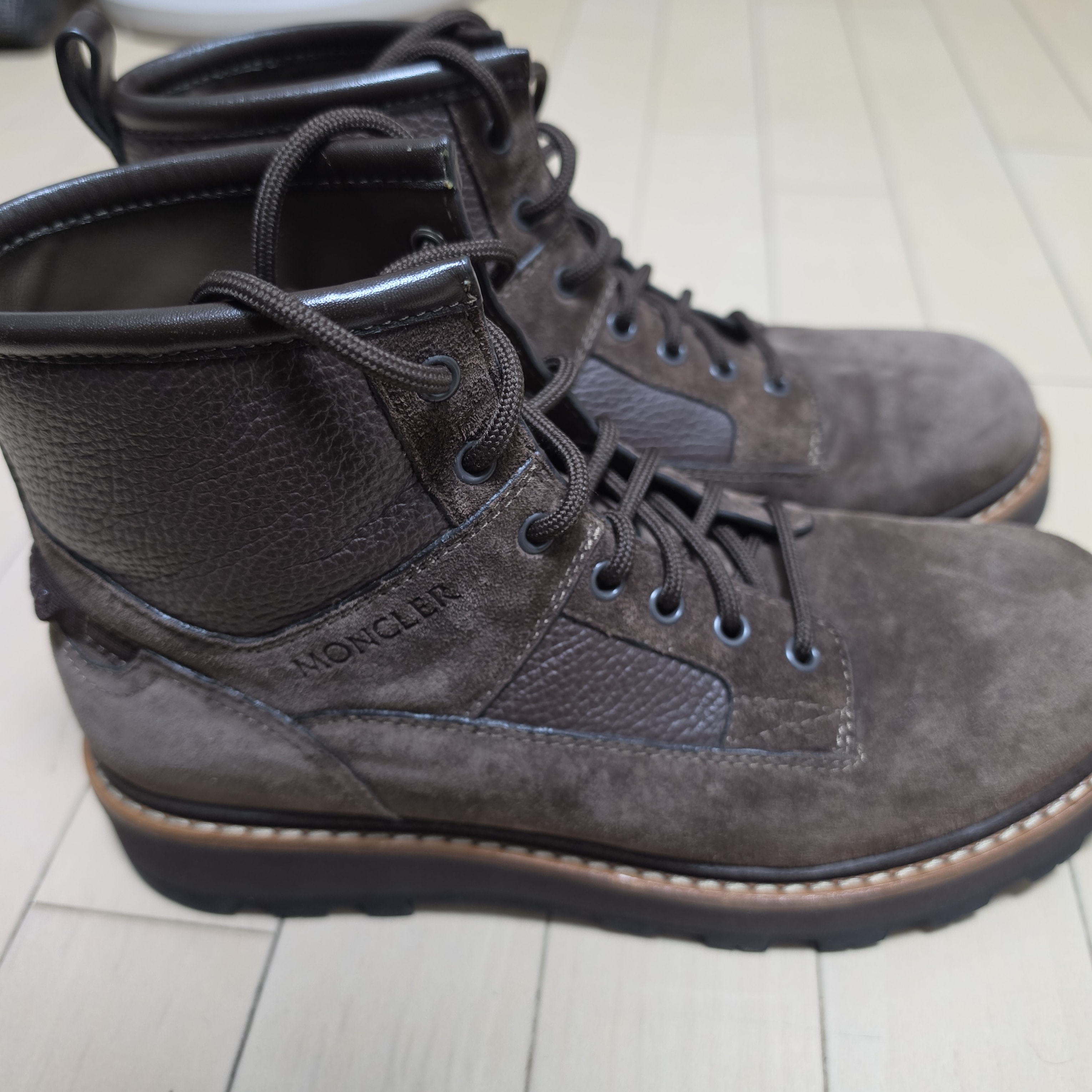 MONCLER モンクレール メンズ ブーツ 4G00100 M4418 / PEKA CAMP  高級 スエード レースアップ ブラウン