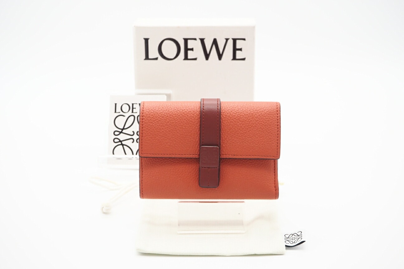 좋은 상태 LOEWE 소프트 그레인 카프 스몰 버티컬 지갑 C660S86X01 3단 접이식 지갑 오렌지 송아지 가죽 여성