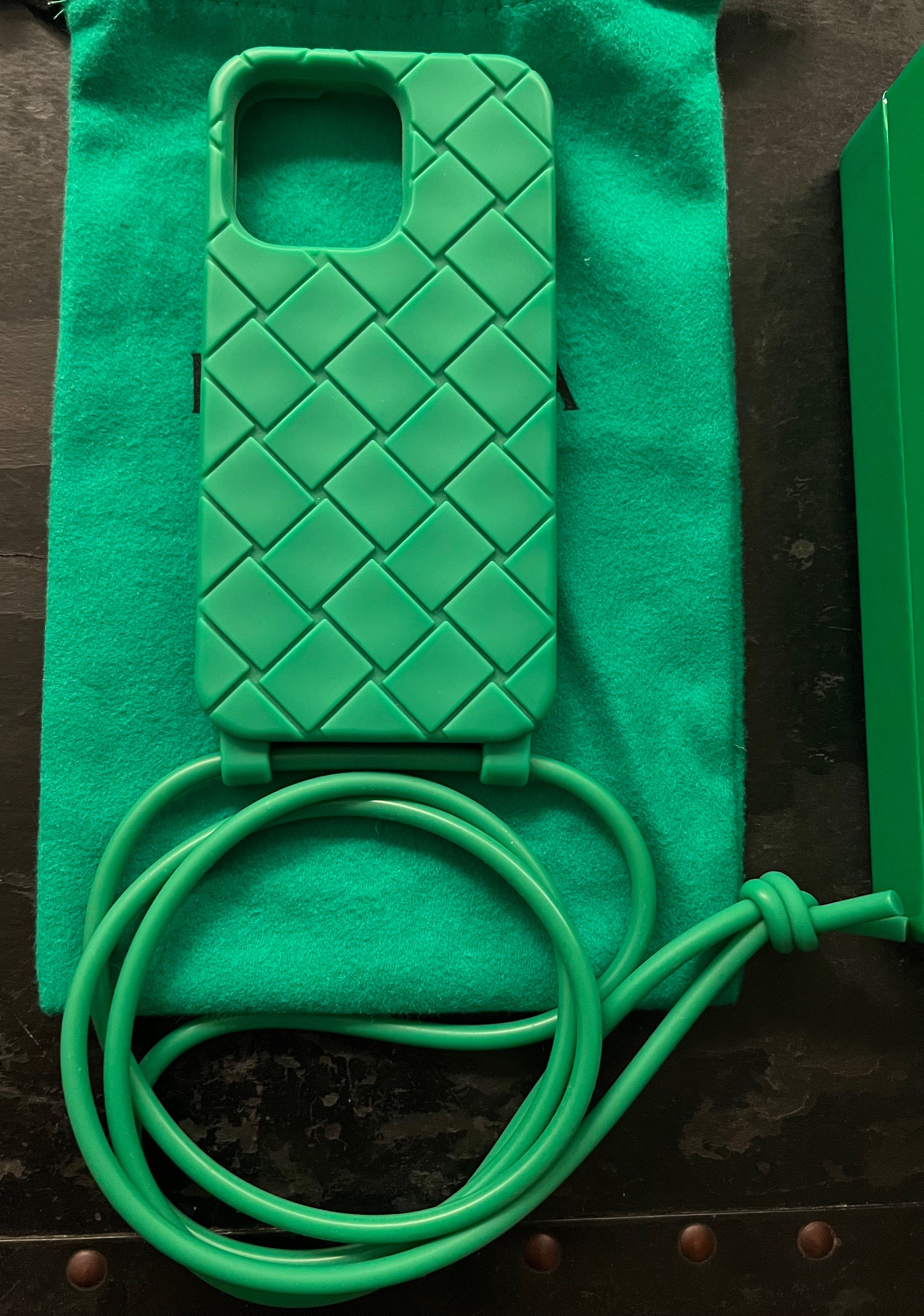BOTTEGA VENETA iPhone13PRO ストラップ付きCASE