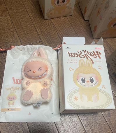 POP MART THE MONSTERS (LABUBU) Have a Seat Plush Series SISI