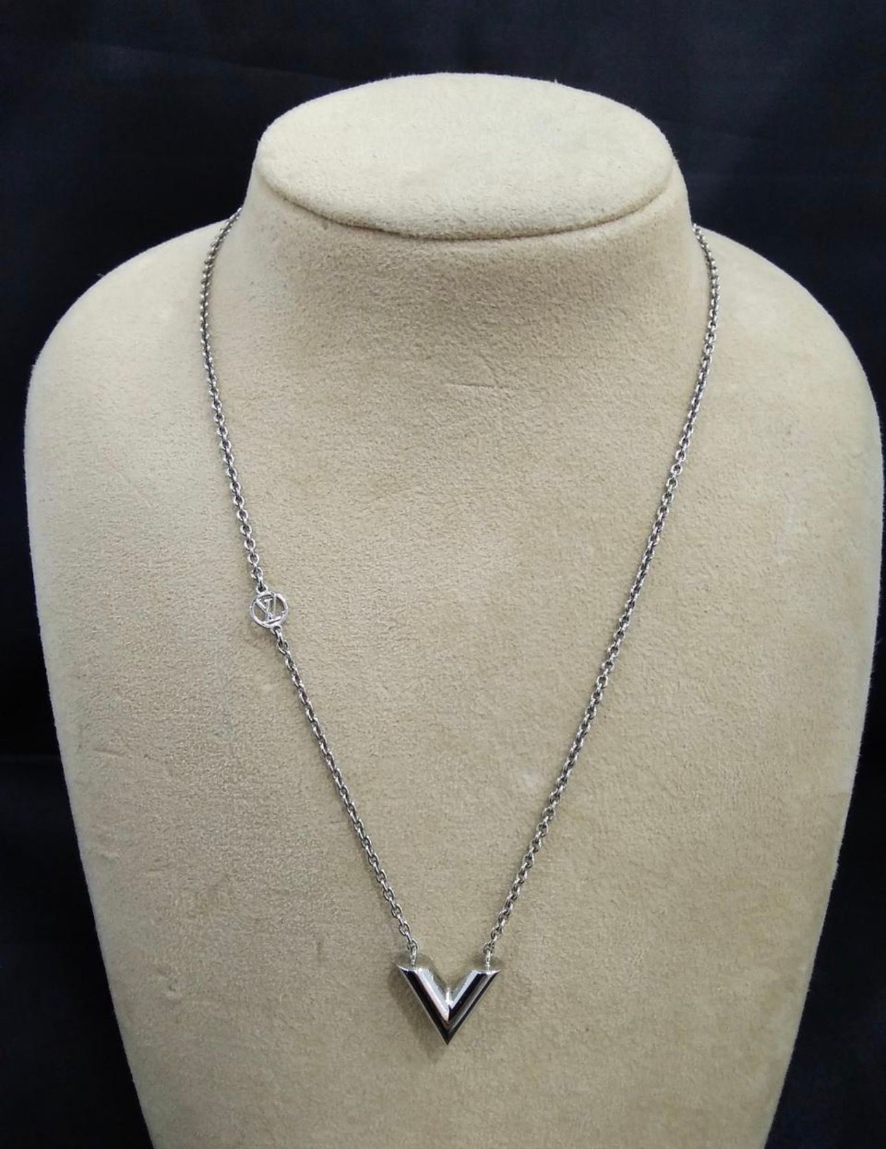 Louis Vuitton Essential V Supple Necklace "Silver"