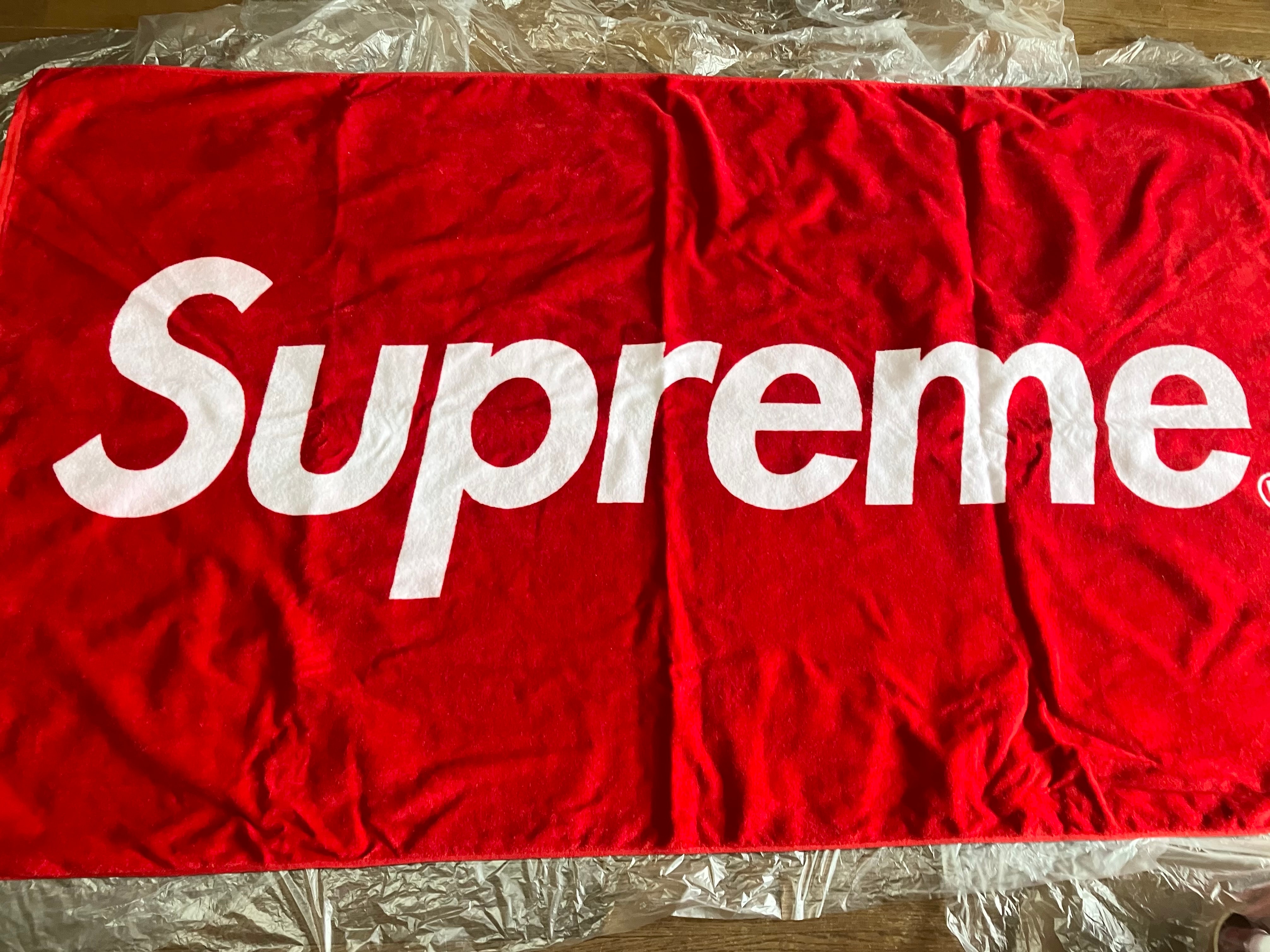 Supreme x mophie Qi2 Powerstation 