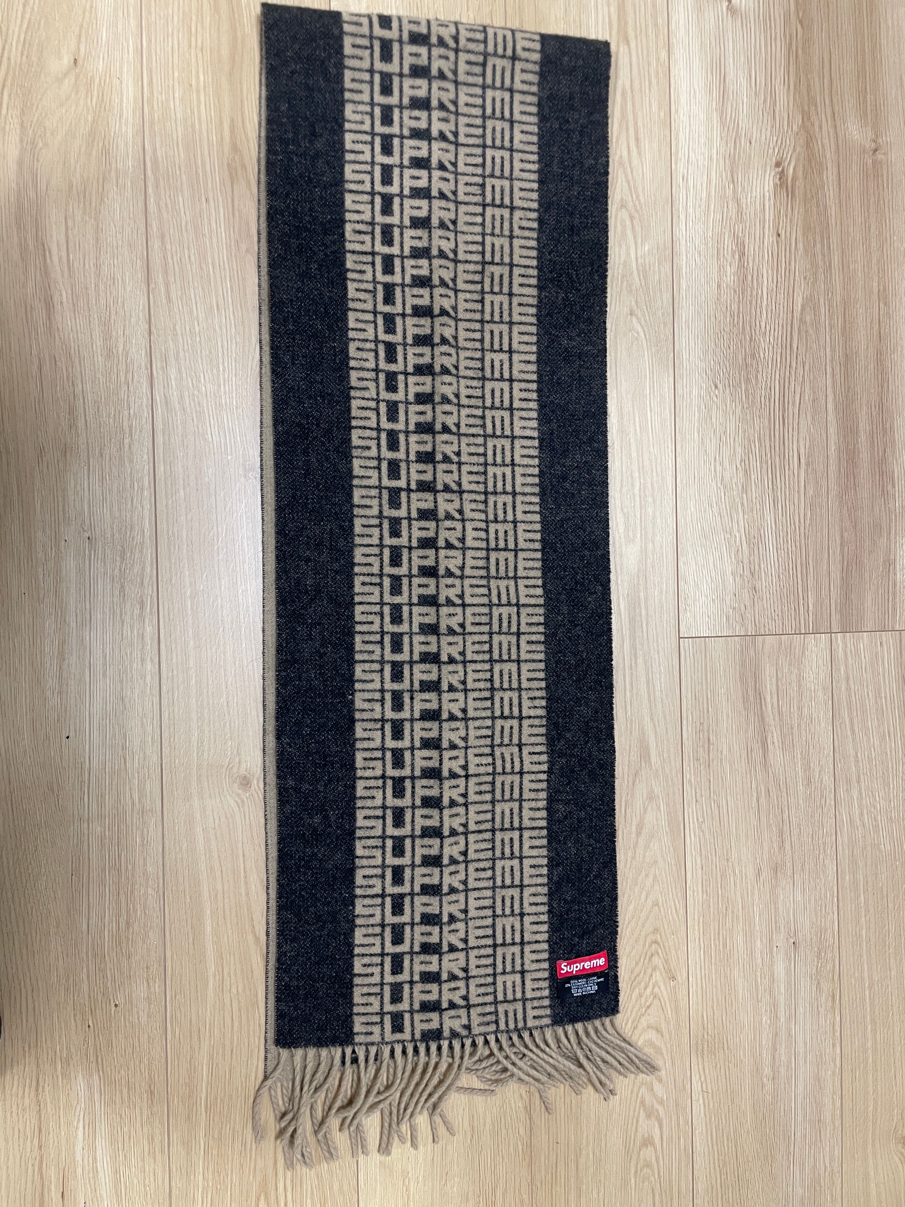 Supreme Logo Repeat Scarf black マフラー Supreme Logo Repeat Scarf