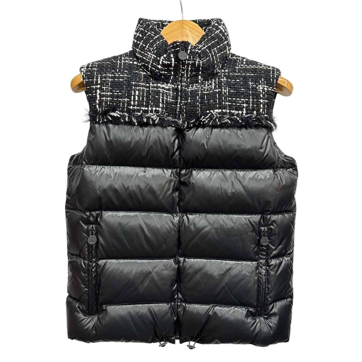 【値下げ】CHANEL シャネル ココネージュ ツイード ダウンベスト P59430V31559 #38 ツイード ナイロン ブラック マルチカラー  レディース【中古】