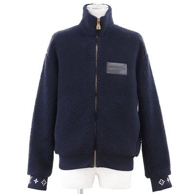 【美品】LOUIS VUITTON ルイ・ヴィトン フリースボアブルゾン サイズ S メンズ 2025AW ロゴ レザーパッチ LV ゴールドプル モノグラムフラワーリブ ジップアップ アウター ネイビー 紺 イタリア製 RM252MQ TDK HSY42W