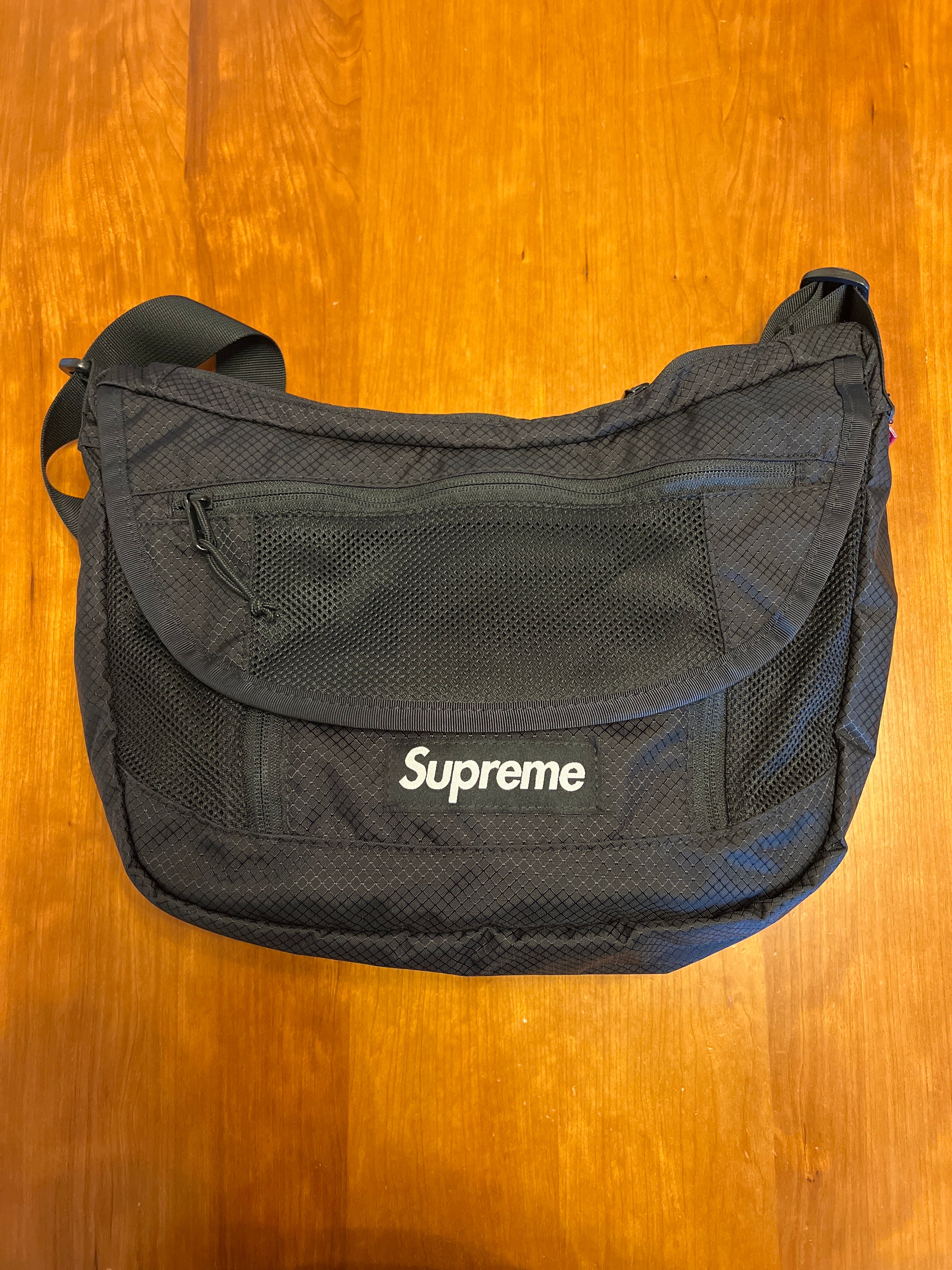 Supreme 2022ss Small Messenger Bag "Black"