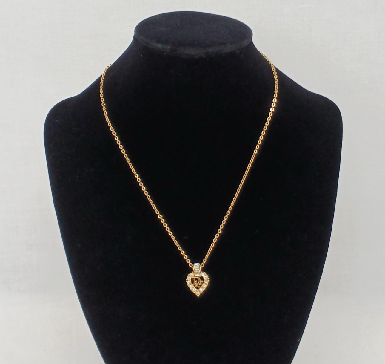 ディオール ラインストーン ハートロゴ プレート ネックレス "ゴールド"