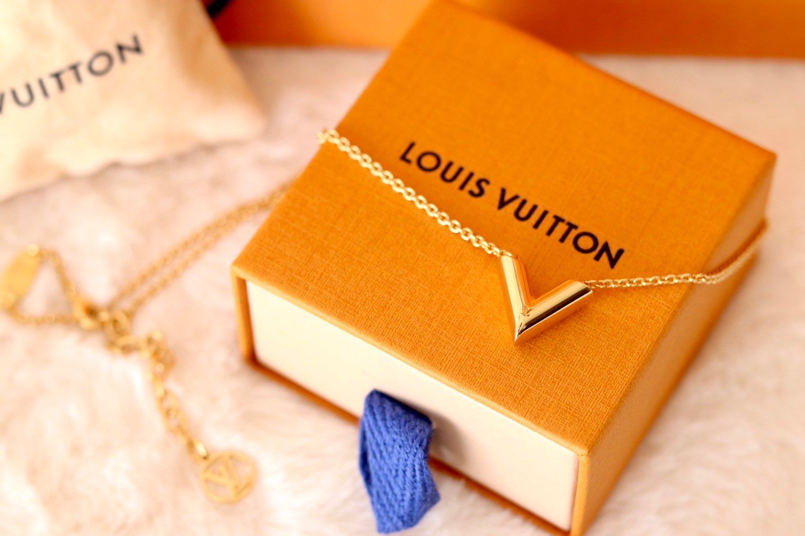 Louis Vuitton Essential V Necklace "Gold"
