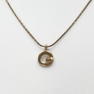 GIVENCHY(ジバンシィ)Gロゴ ネックレス ヴィンテージ ペンダント ゴールドカラー ロゴチャーム レディース アクセサリー【中古】