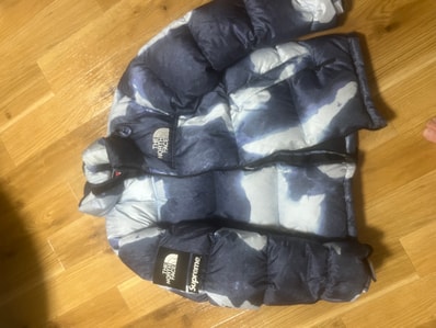 シュプリーム × ザノースフェイス ブリーチド デニム プリント ヌプシ ジャケット "インディゴ"