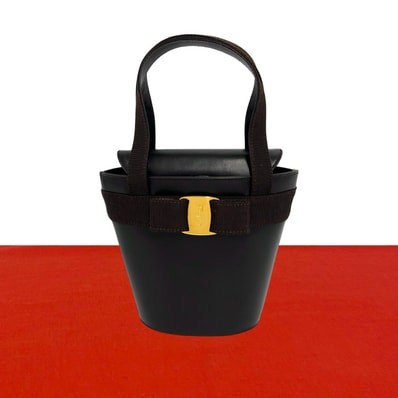 Salvatore Ferragamo サルヴァトーレフェラガモ ヴァラリボン ロゴ 金具 レザー ハンドバッグ ブラウン
86107
