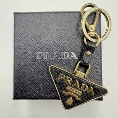 PRADA(プラダ)サフィアーノレザー トライアングルロゴ キーリング ブラック ゴールドトーン金具