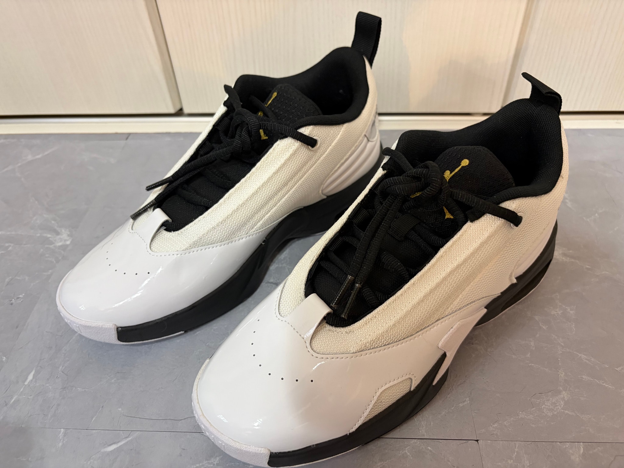 Nike Jordan Max Aura 6 "White/Black/Metallic Gold"
