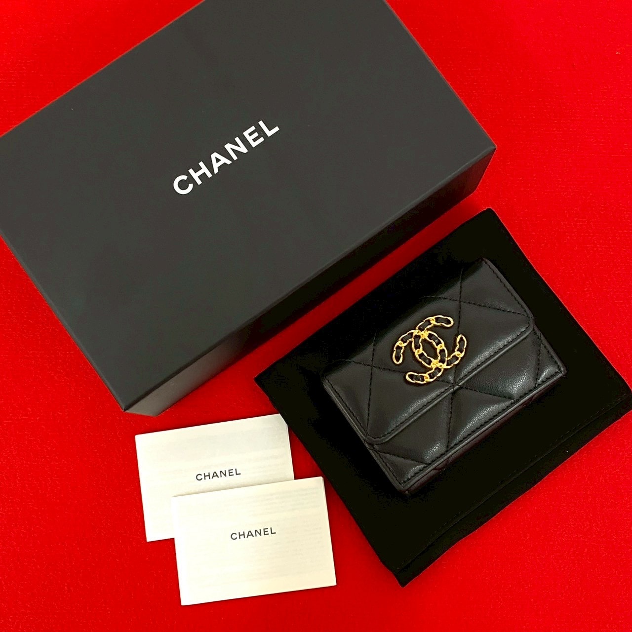 CHANEL シャネル シャネル19 ココマーク ラムスキン 三つ折り財布 ブラック
 88611