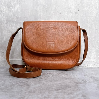 【BURBERRY】バーバリー EKD エクエストリアンナイト ホースロゴ 刻印 ショルダーバッグ フラップ型 無地 肩掛け ブラウン ゴールド金具