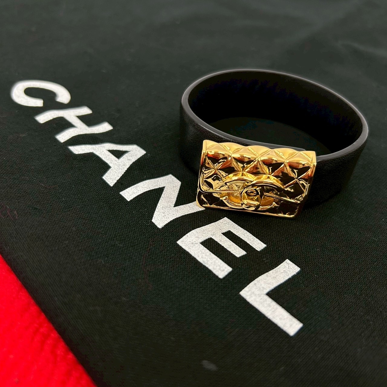 CHANEL シャネル ココマーク マトラッセ バッグ モチーフ GP レザー バングル ゴールド
32951