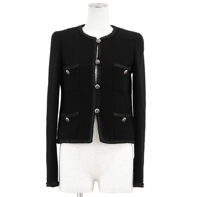 【美品】CHANEL シャネル ヴィンテージ ツイード ジャケット 08A P33858 サイズ34 レディース メタリックトリム ロゴ COCOマーク ボタン ノーカラー ウールブレンド アウター ブラック 黒 フランス製 カール・ラガーフェルド期