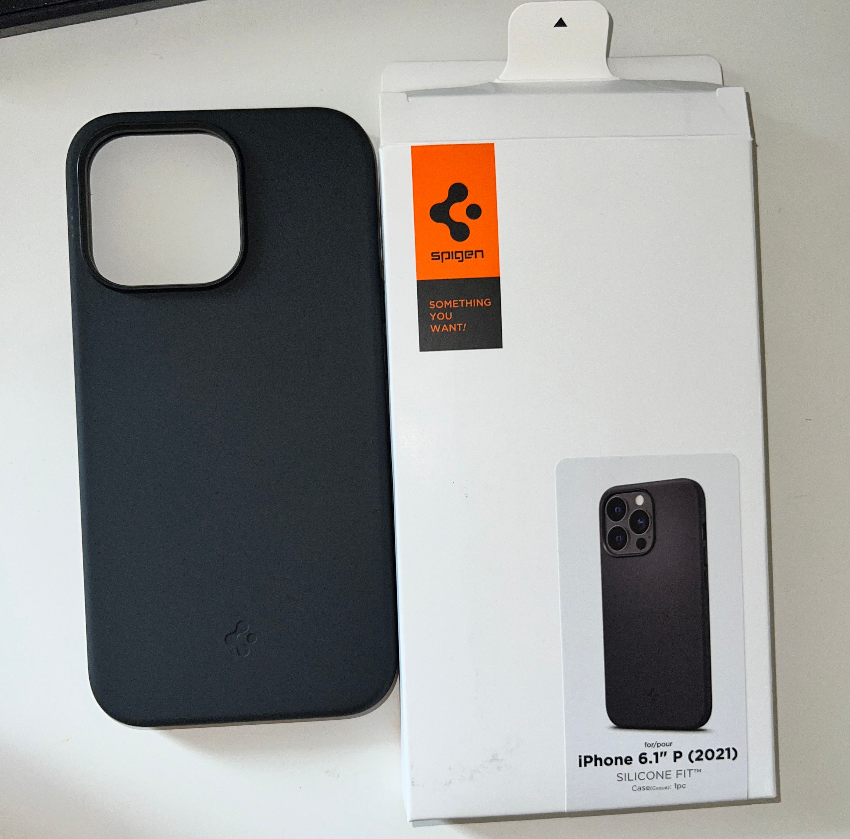 iPhone 13 pro Spigen silicone fit case