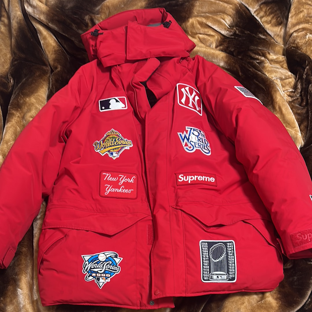 Supreme / New York Yankees GORE TEX 700-Fill Down Jacket "Red"