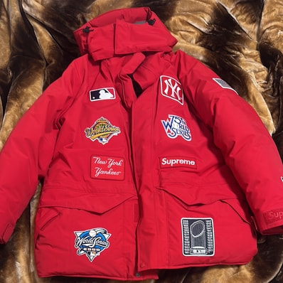 Supreme / New York Yankees GORE TEX 700-Fill Down Jacket "Red"