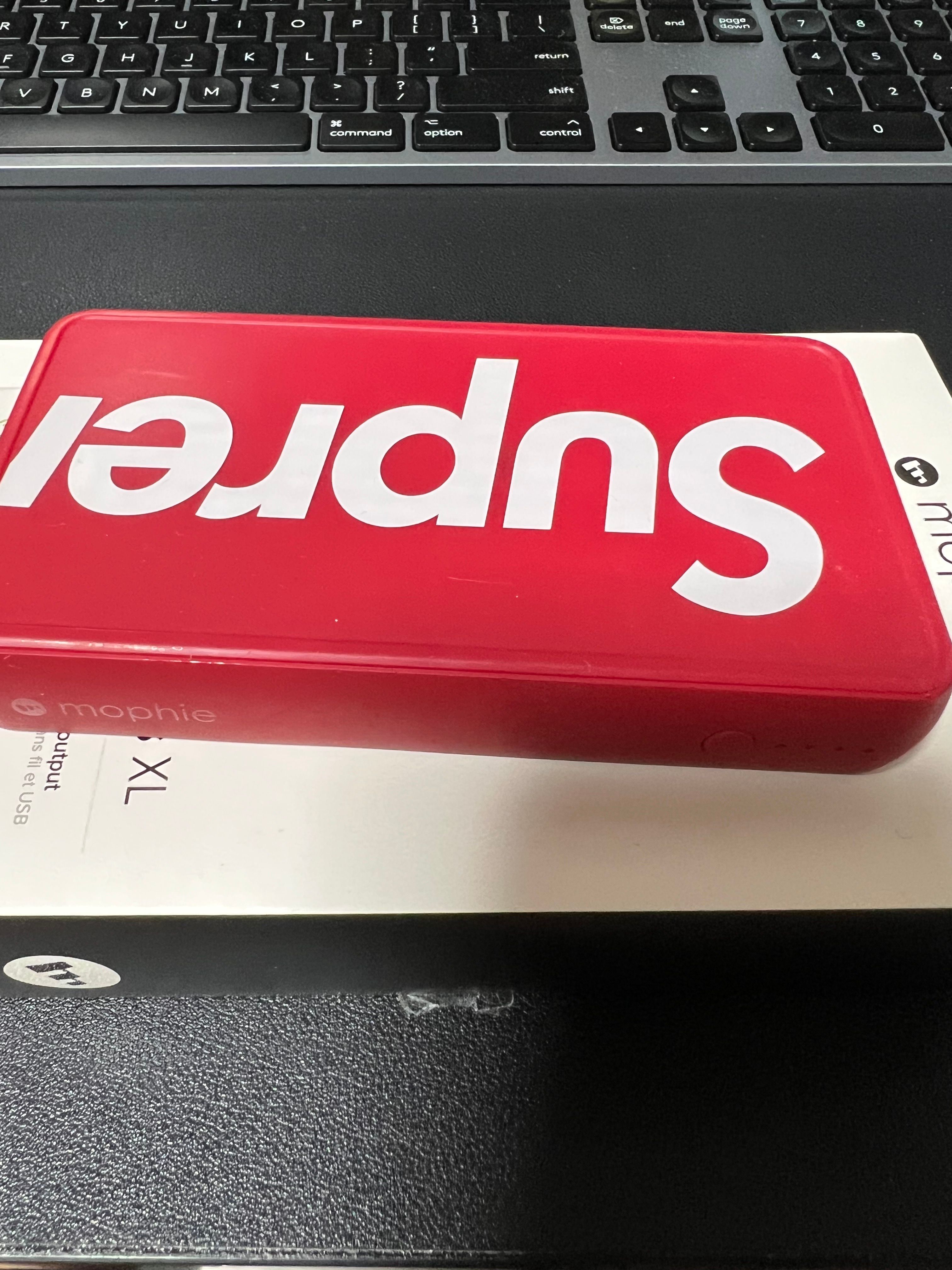 Supreme / Mophie Powerstation wireless XL 