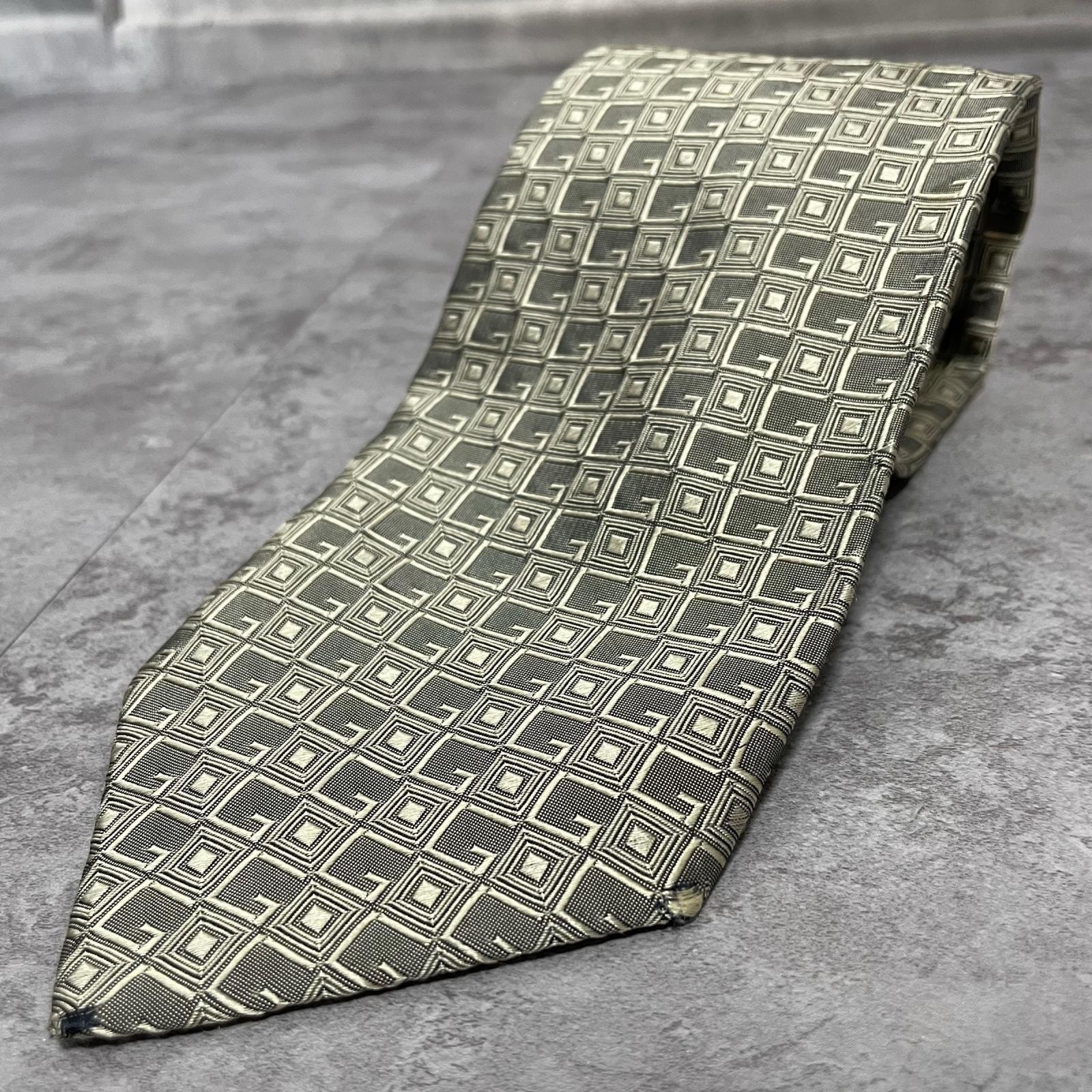 【GUCCI】グッチ Gロゴ スクエア 四角 幾何学 格子柄 小紋柄 総柄 ネクタイ シルバー 銀 グレー シルク100% イタリア製 メンズ ビジネス