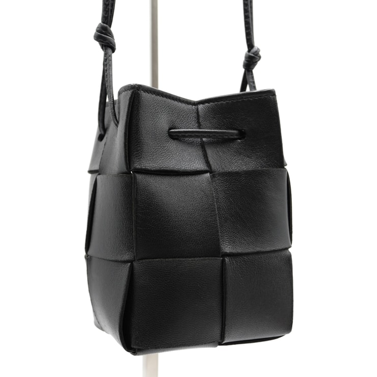BOTTEGA VENETA(ボッテガ・ヴェネタ)カセット ミニ バケットバッグ マキシイントレチャート ショルダーバッグ 巾着バッグ ブラック レザー 斜め掛け レディース 680217【中古】