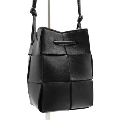 BOTTEGA VENETA(ボッテガ・ヴェネタ)カセット ミニ バケットバッグ マキシイントレチャート ショルダーバッグ 巾着バッグ ブラック レザー 斜め掛け レディース 680217【中古】