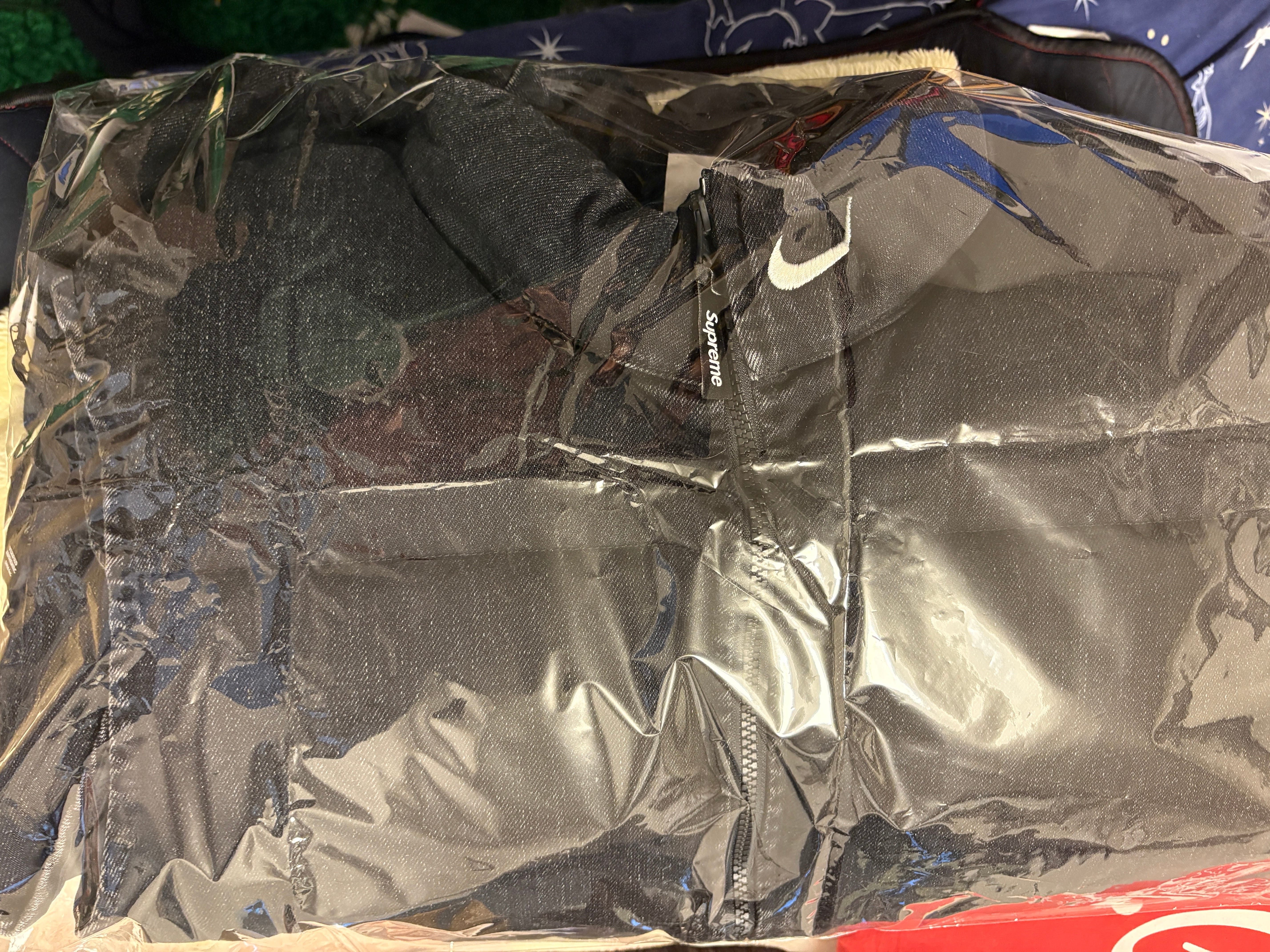 シュプリーム x ナイキ デニム パファー ベスト "ブラック" FQ0323-010