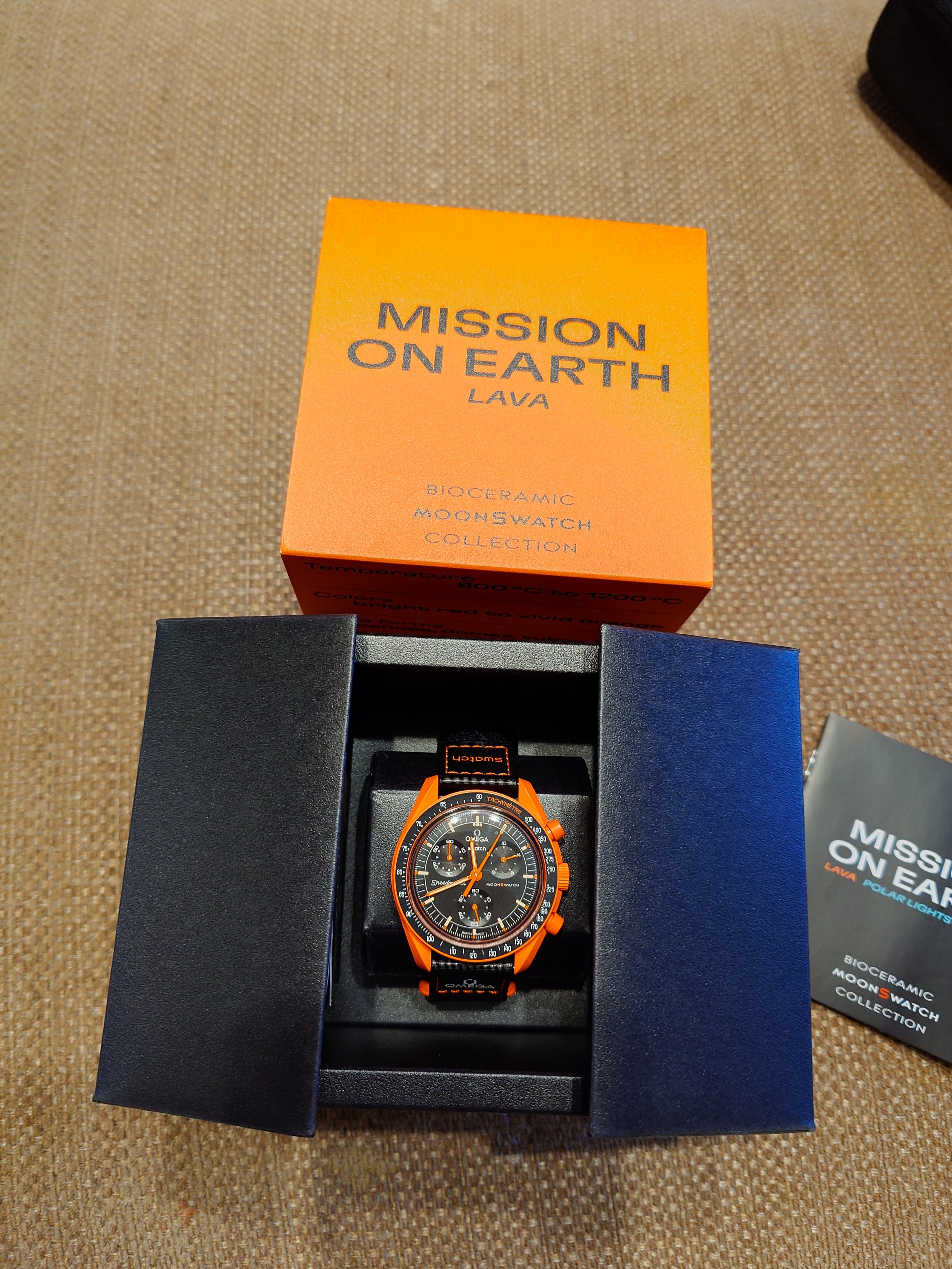 オメガ x スウォッチ バイオセラミック ムーンスウォッチ ミッション オン アース "ラバ" SO33O100