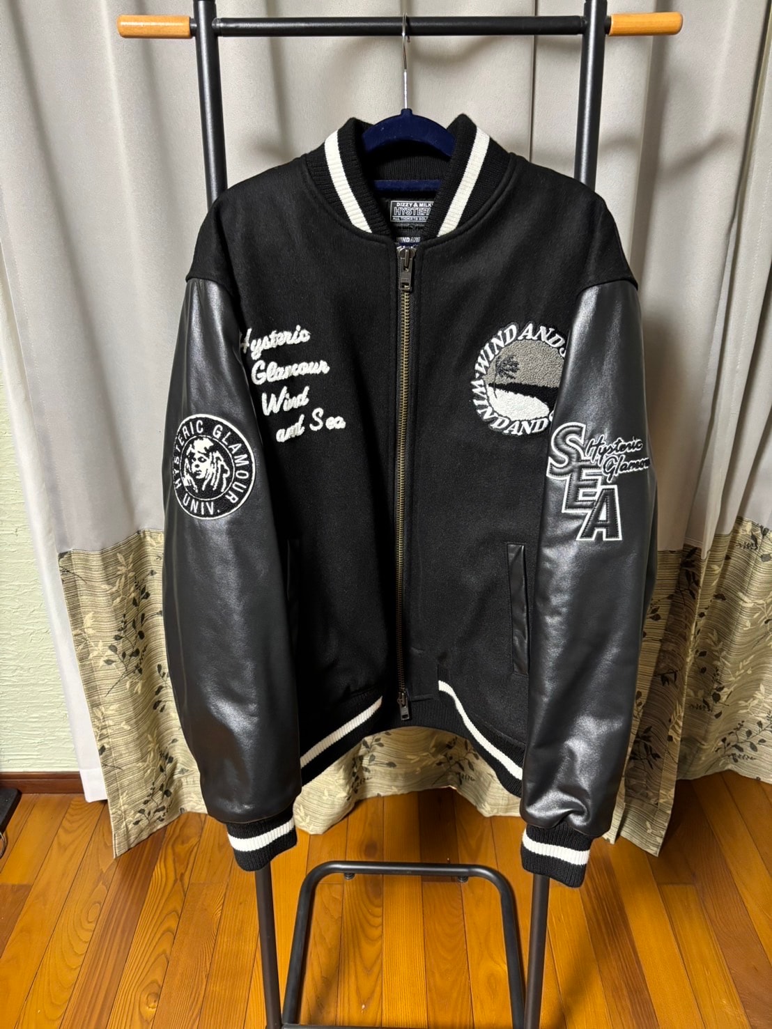 ウィンダンシー x ヒステリックグラマー バーシティ ジャケット "ブラック"