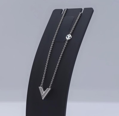 Louis Vuitton Essential V Supple Necklace "Silver"