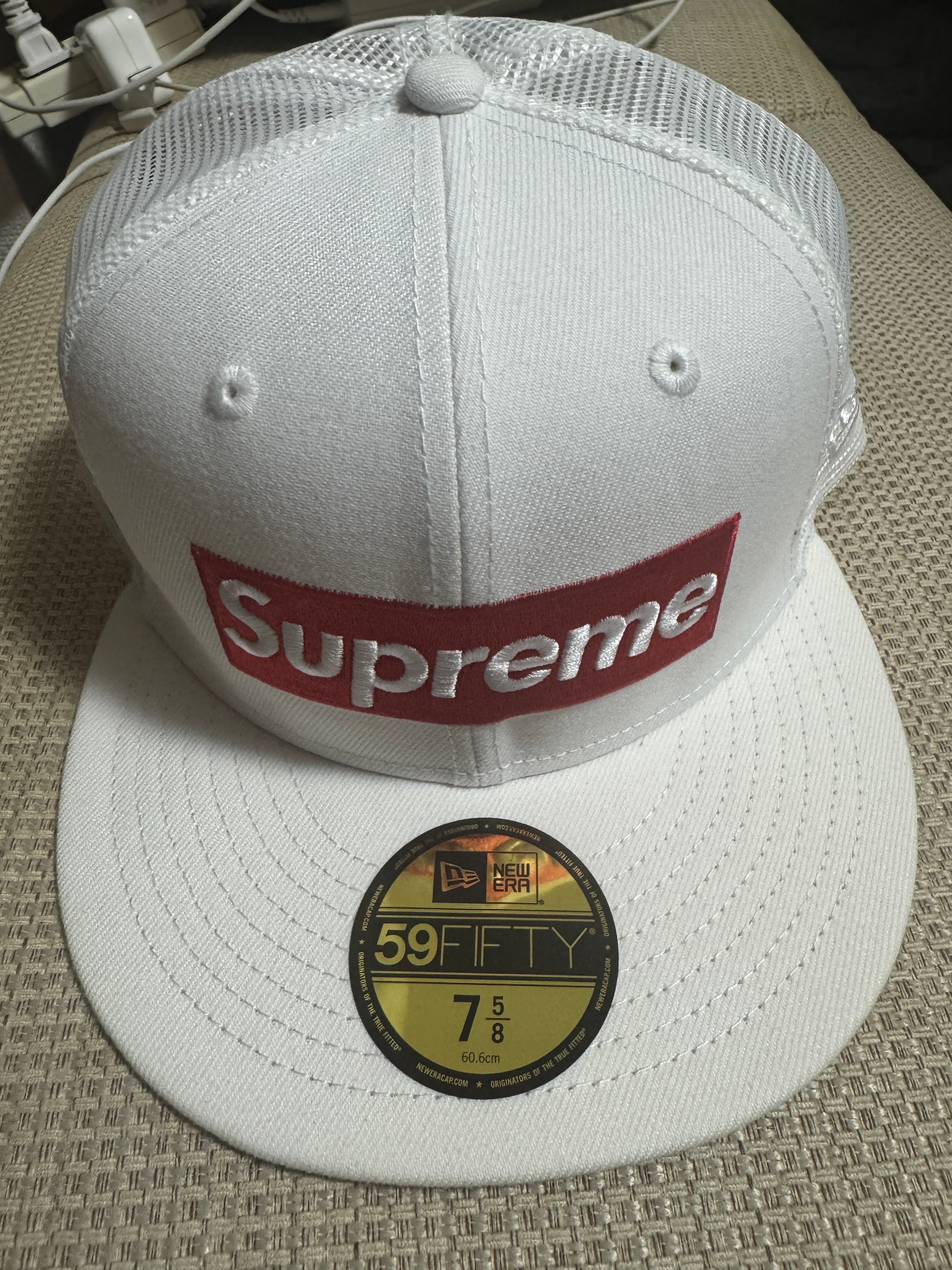 シュプリーム ボックスロゴ メッシュ バック ニューエラ "ホワイト" (24SS)