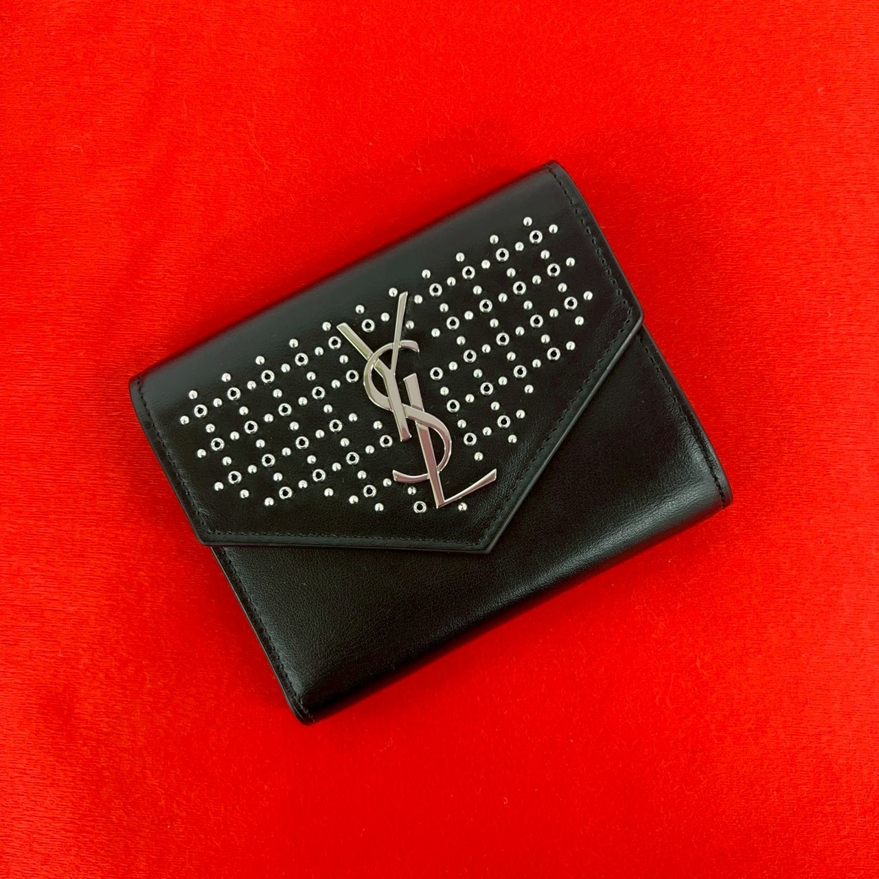YVES SAINT LAURENT イヴ・サンローラン YSL ロゴ スタッズ レザー 二つ折り財布 ブラック
 52974