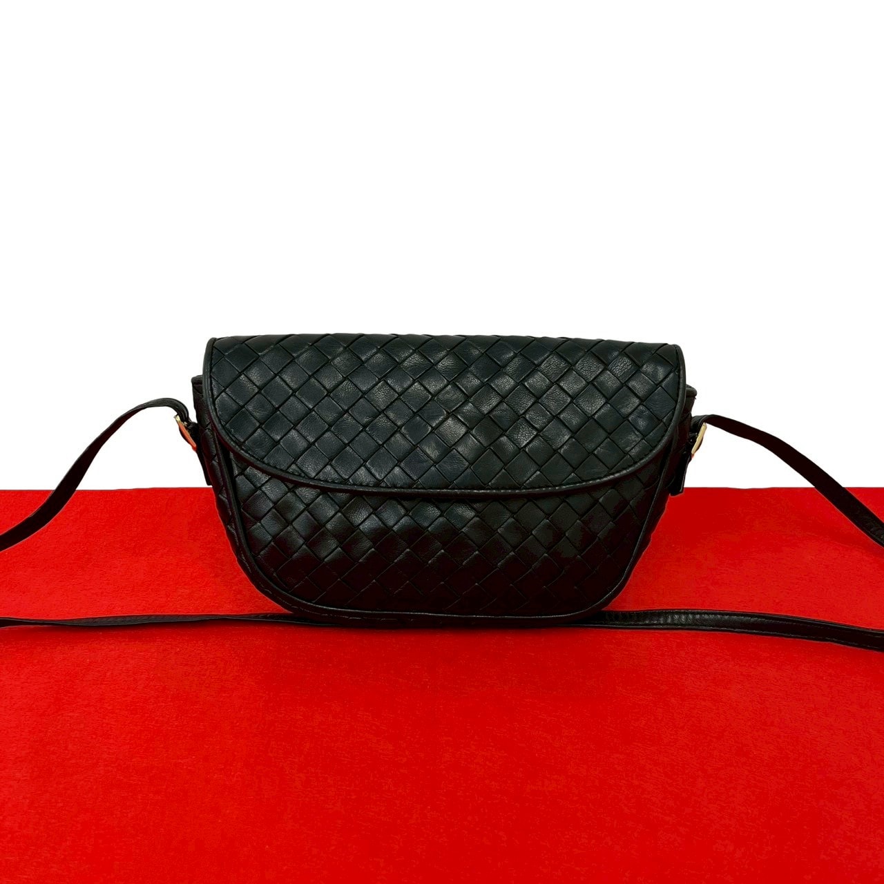 BOTTEGA VENETA ボッテガヴェネタ イントレチャート レザー ショルダーバッグ ブラック
 299-3