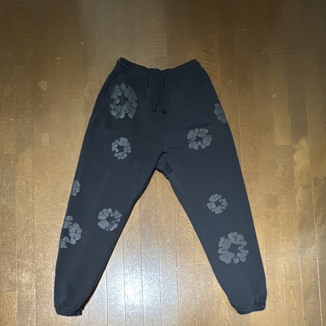 DENIM TEARS Mono Wreath Sweatpants "Black"