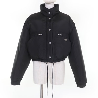 極美品 プラダ
ダウンジャケット ブラック レディース 40 29Y132