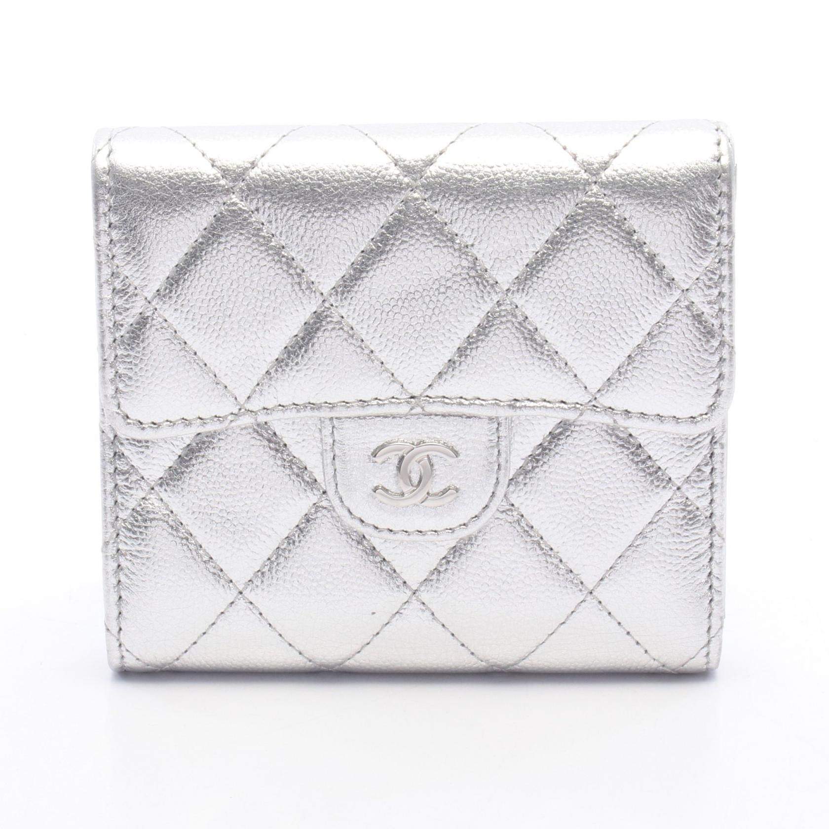 シャネル CHANEL クラシック スモール フラップ ウォレット 三つ折り財布 財布 キャビアスキン(グレインドカーフ) レディース シルバー系 AP0231 【中古】